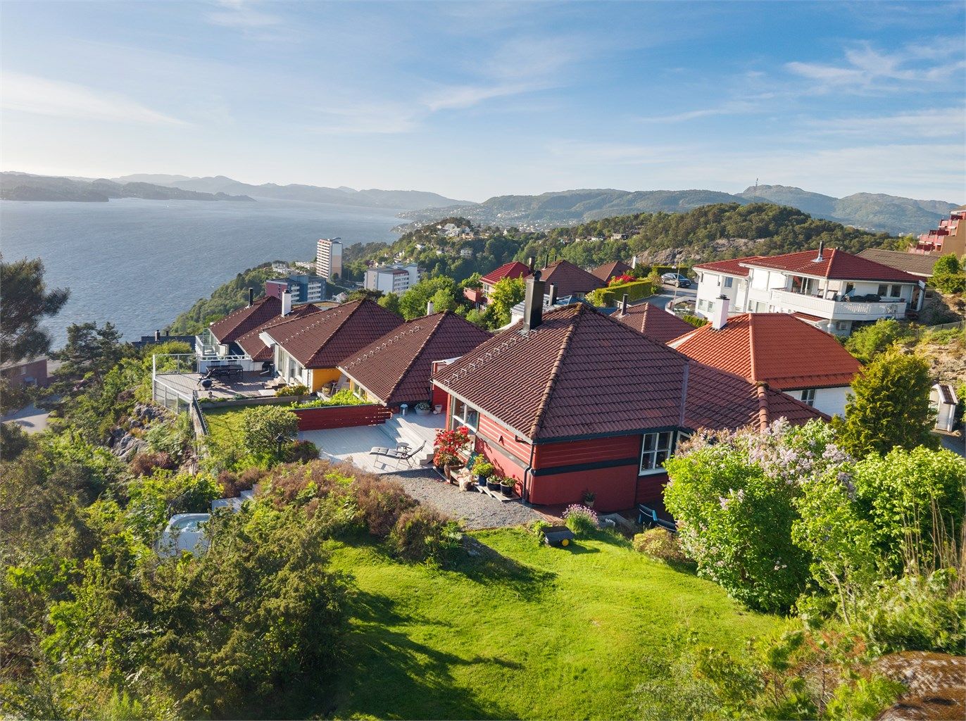 Her bor du høyt og fritt med en spektakulær utsikt over Byfjorden, Askøy og videre nordover mot Herdlefjorden.