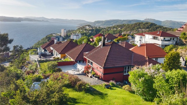 Her bor du høyt og fritt med en spektakulær utsikt over Byfjorden, Askøy og videre nordover mot Herdlefjorden.