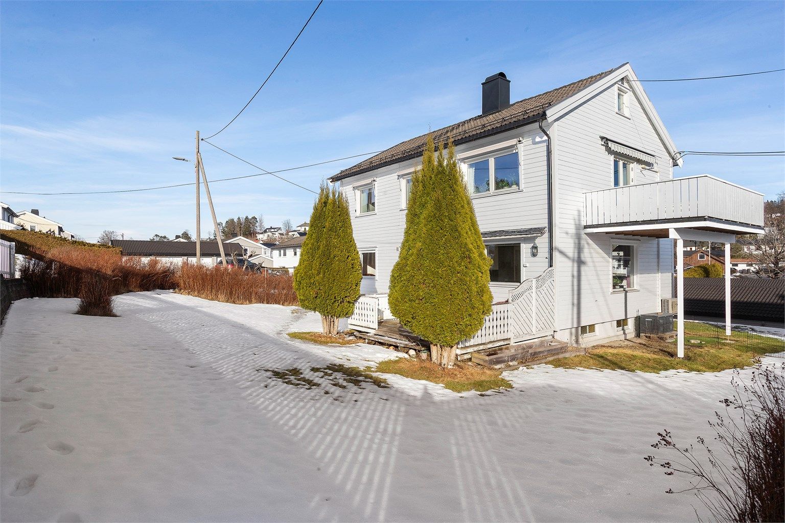 Boligen ligger i 1. etasje med kjeller 