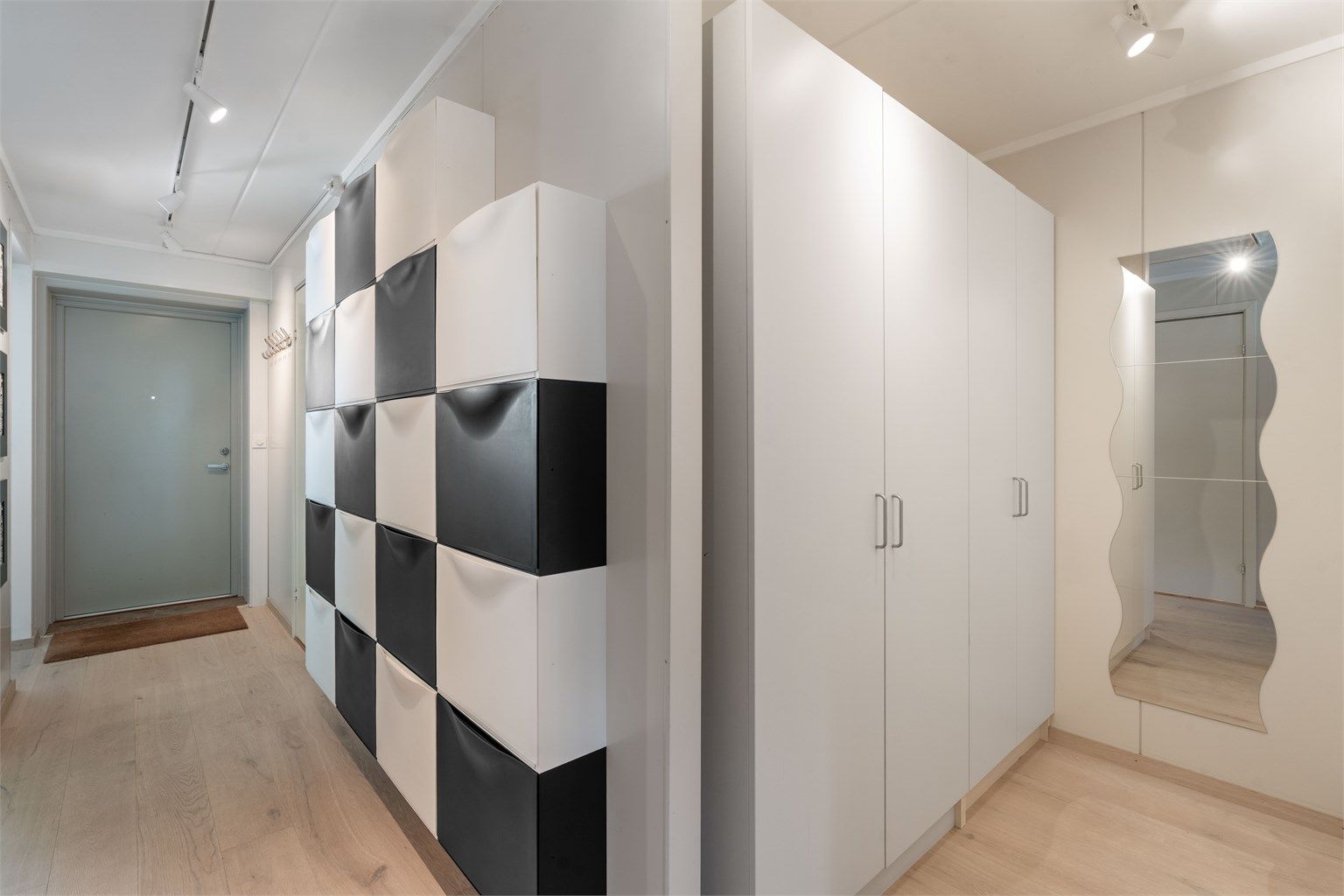 Entréen har gode oppbevaringsmuligheter og leder inn til en praktisk bod/garderobe.