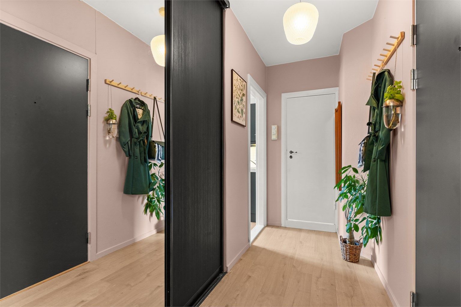 Velkommen inn! En romslig entré med gode oppbevaringsmuligheter gir en trivelig velkomst til boligen.