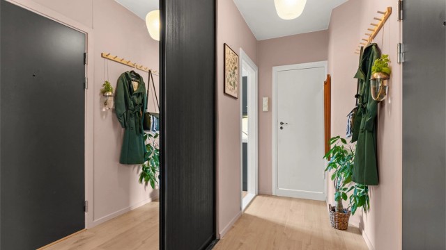 Velkommen inn! En romslig entré med gode oppbevaringsmuligheter gir en trivelig velkomst til boligen.