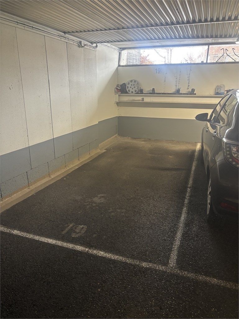 Parkeringsplass i felles garasjeanlegg på ca. 11,2 m² merket med nr.19. Bod fra oppgang 57 er målt til ca. 5 m² merket med nr 1622.