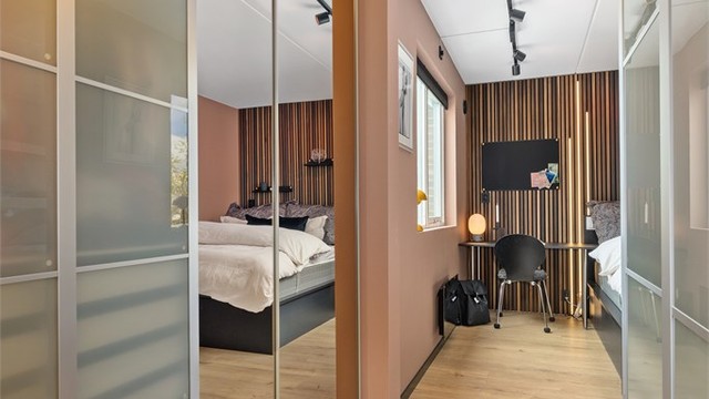 I inngang til soverom 2 er det montert 2 pene skyvedørs garderober som har god lagringsplass for sesongenes klesbehov