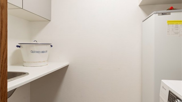 Vaskerommet ligger separat med en enkel lettvegg som skille. Her er det opplegg for vaskemaskin og tørketrommel, samt utslagsvask og benk- skapplass