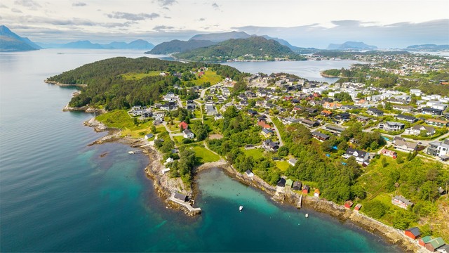 Kort avstand til badeplasser og friområder i Skråvika og på Emblemssanden.