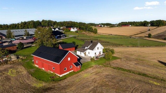 Tunet samler våningshuset, låven og garasjen i en oversiktlig helhet.
