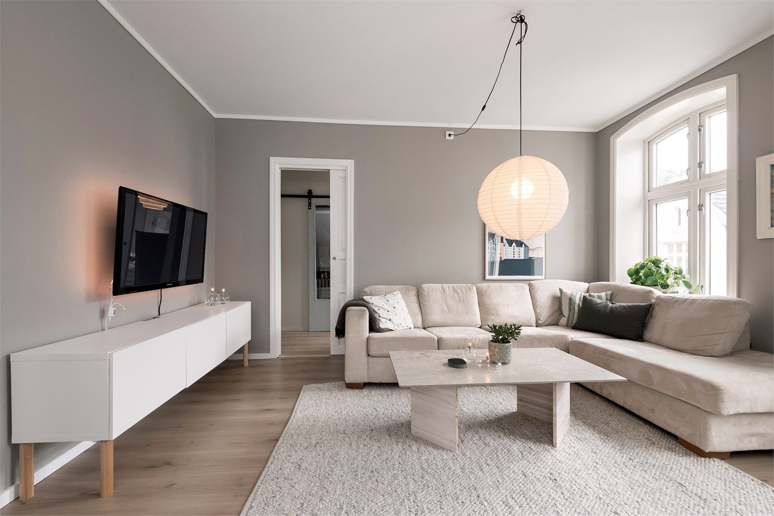Stuen er romslig og har god plass til både sofagruppe og mediamøbler
Foto: Stian Wiik