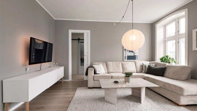 Stuen er romslig og har god plass til både sofagruppe og mediamøbler
Foto: Stian Wiik