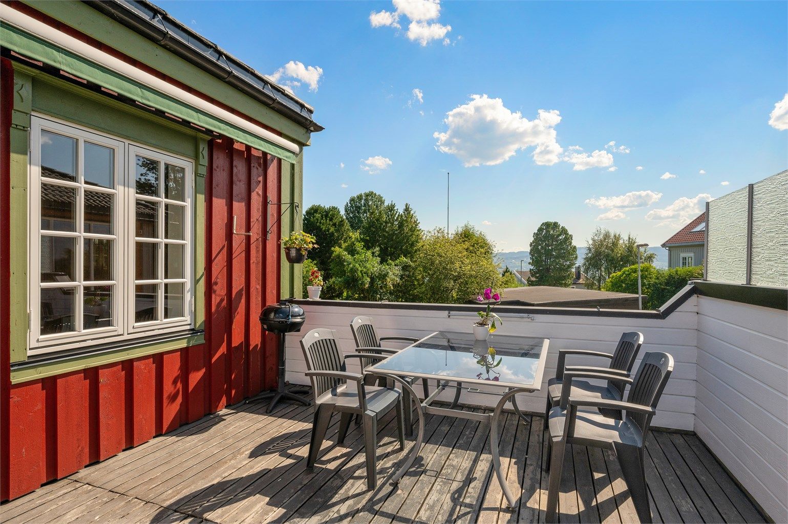 Terrassen har gode møbleringsmuligheter og plass til både spisegruppe og grill.