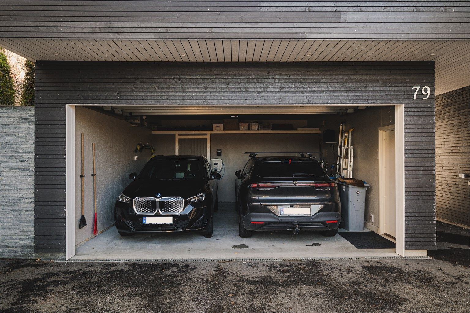 Dobbelgarasje med automatisk leddport og installert elbillader.
