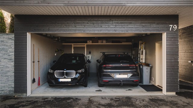 Dobbelgarasje med automatisk leddport og installert elbillader.