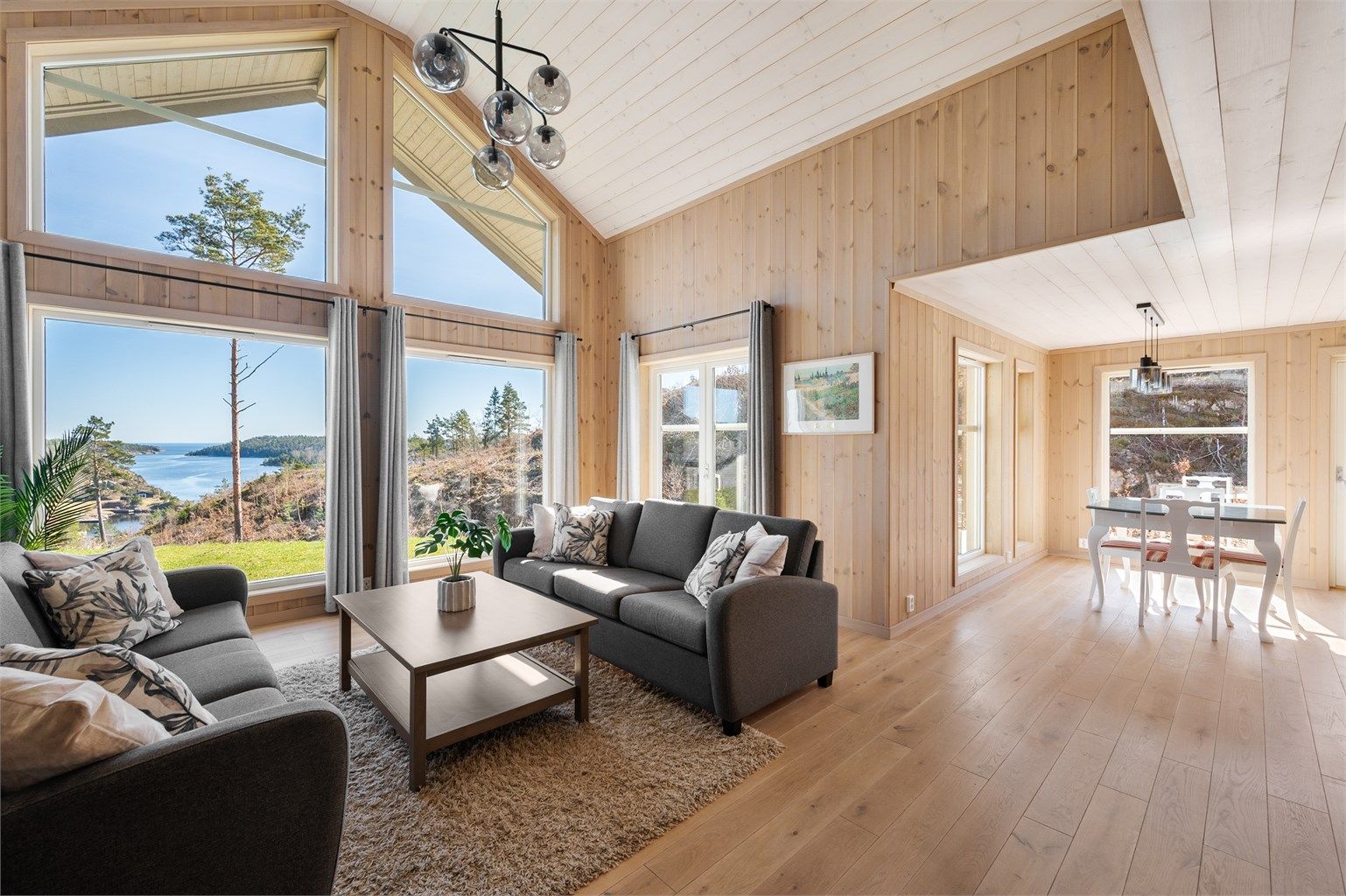 Kallerberget 7 - Hytta har en luftig og fin stue hvor utsikten kan nytes