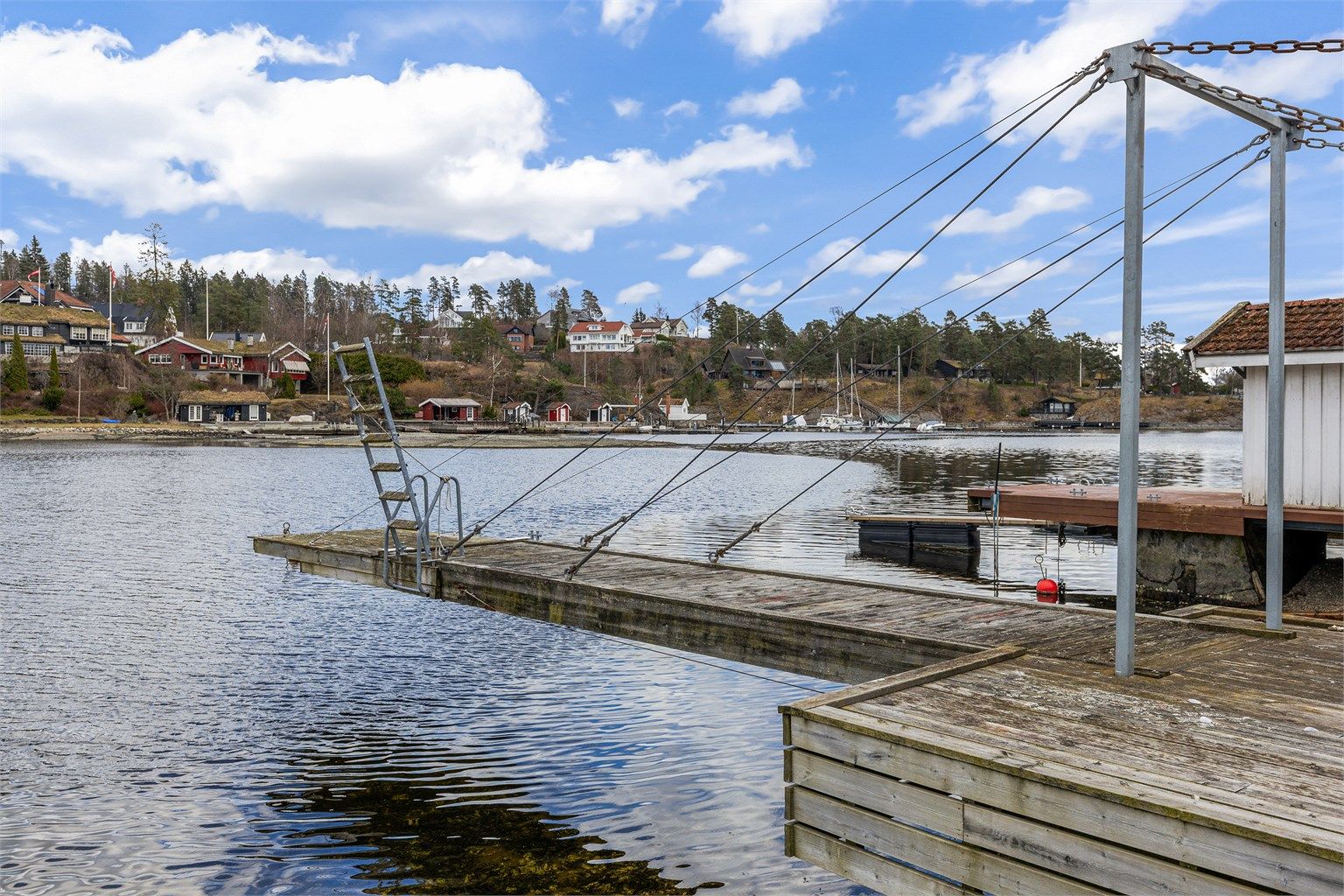 Med boligen følger egen strandparsell i gangavstand med brygge, gnr. 39, bnr. 594.