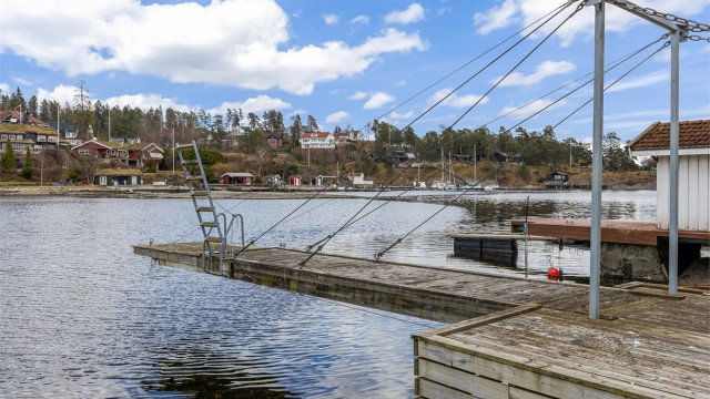 Med boligen følger egen strandparsell i gangavstand med brygge, gnr. 39, bnr. 594.