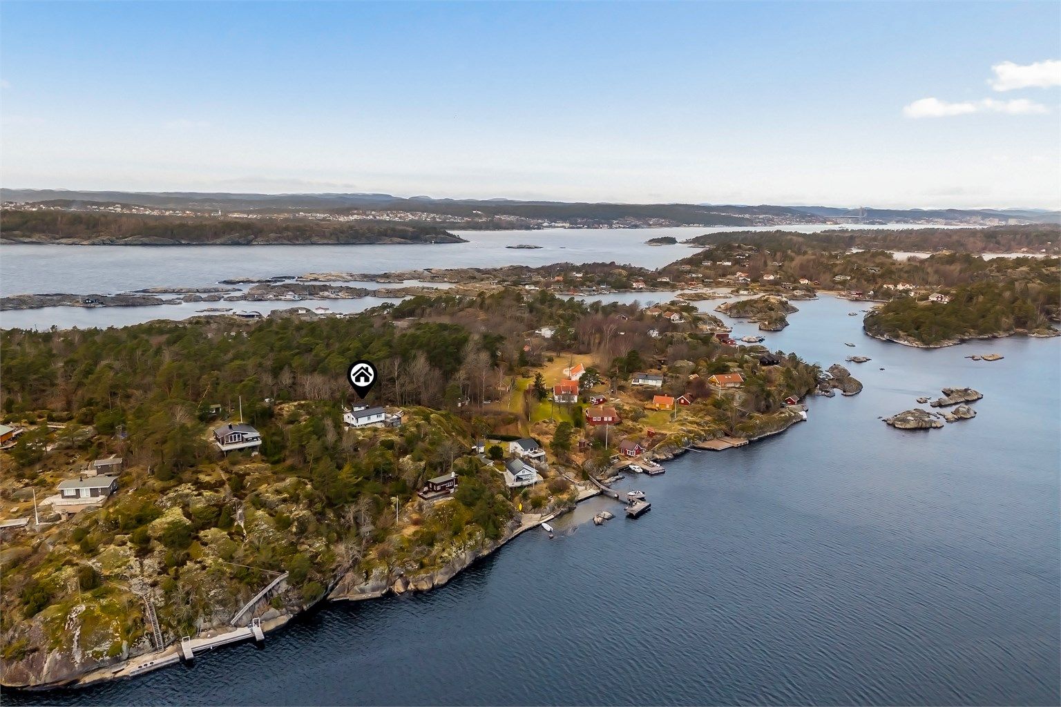 I bakgrunn sees bebyggelsen i Langesund, litt lenger inn i fjorden sees Stathelle og Brevik.