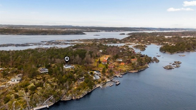 I bakgrunn sees bebyggelsen i Langesund, litt lenger inn i fjorden sees Stathelle og Brevik.