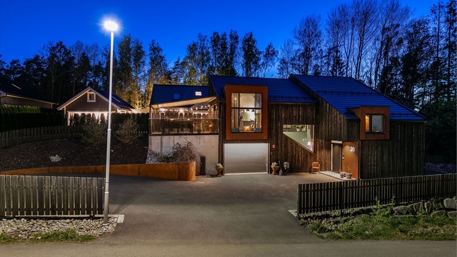 Fasaden har stående kledning fra Møre Royal, med ulik dybde og bredde på bordene samt skjulte skruer.