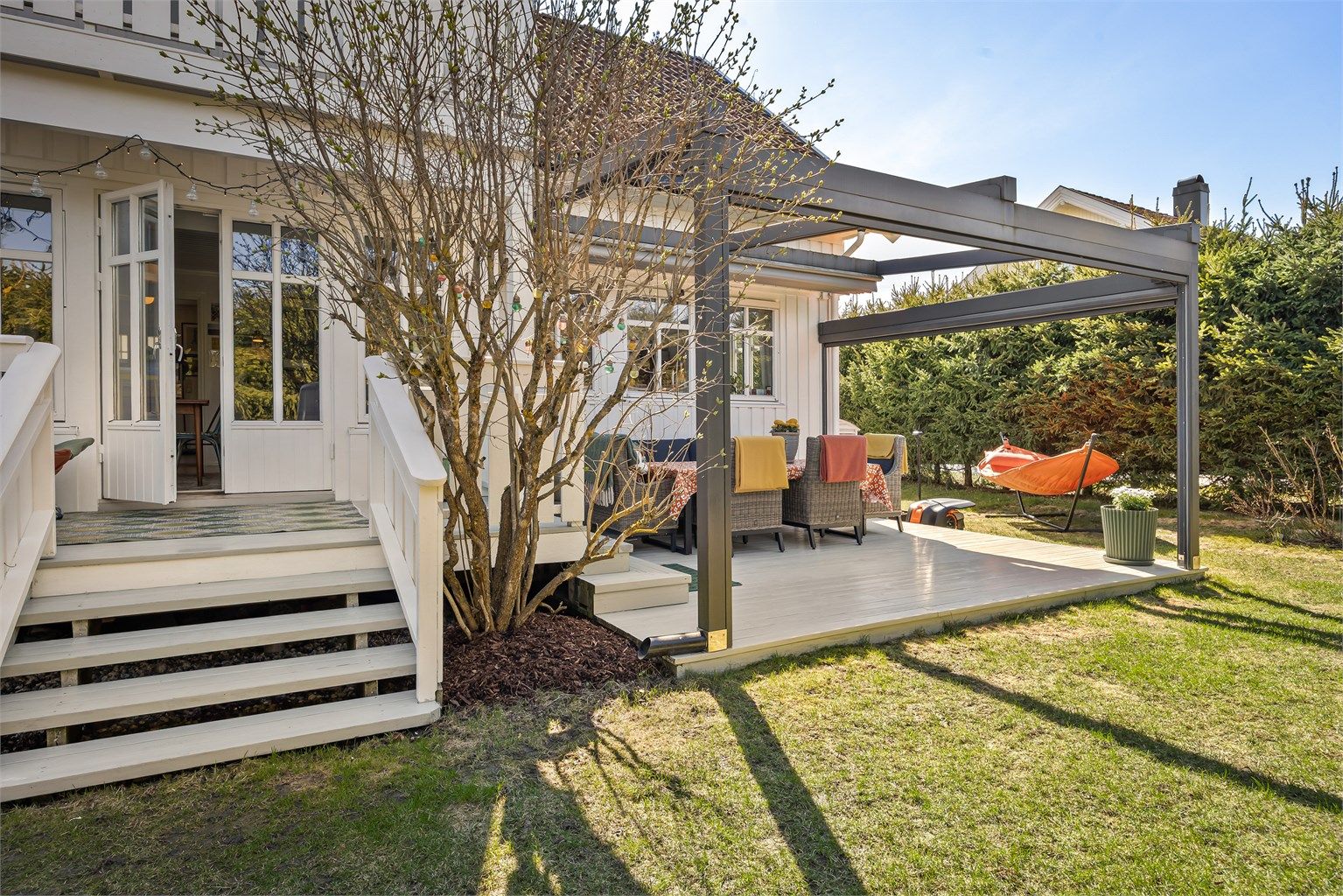 Uteområdet er solrikt og familievennlig, med en fin overgang mellom terrasse og plen.