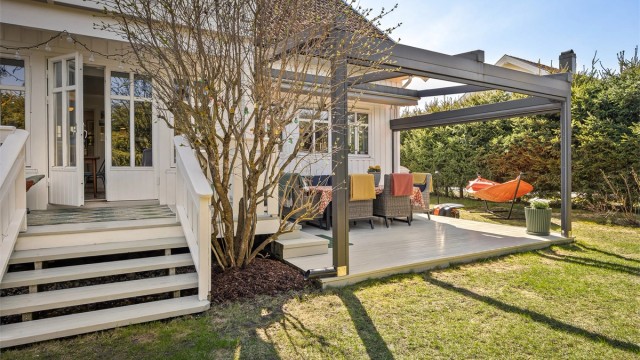 Uteområdet er solrikt og familievennlig, med en fin overgang mellom terrasse og plen.