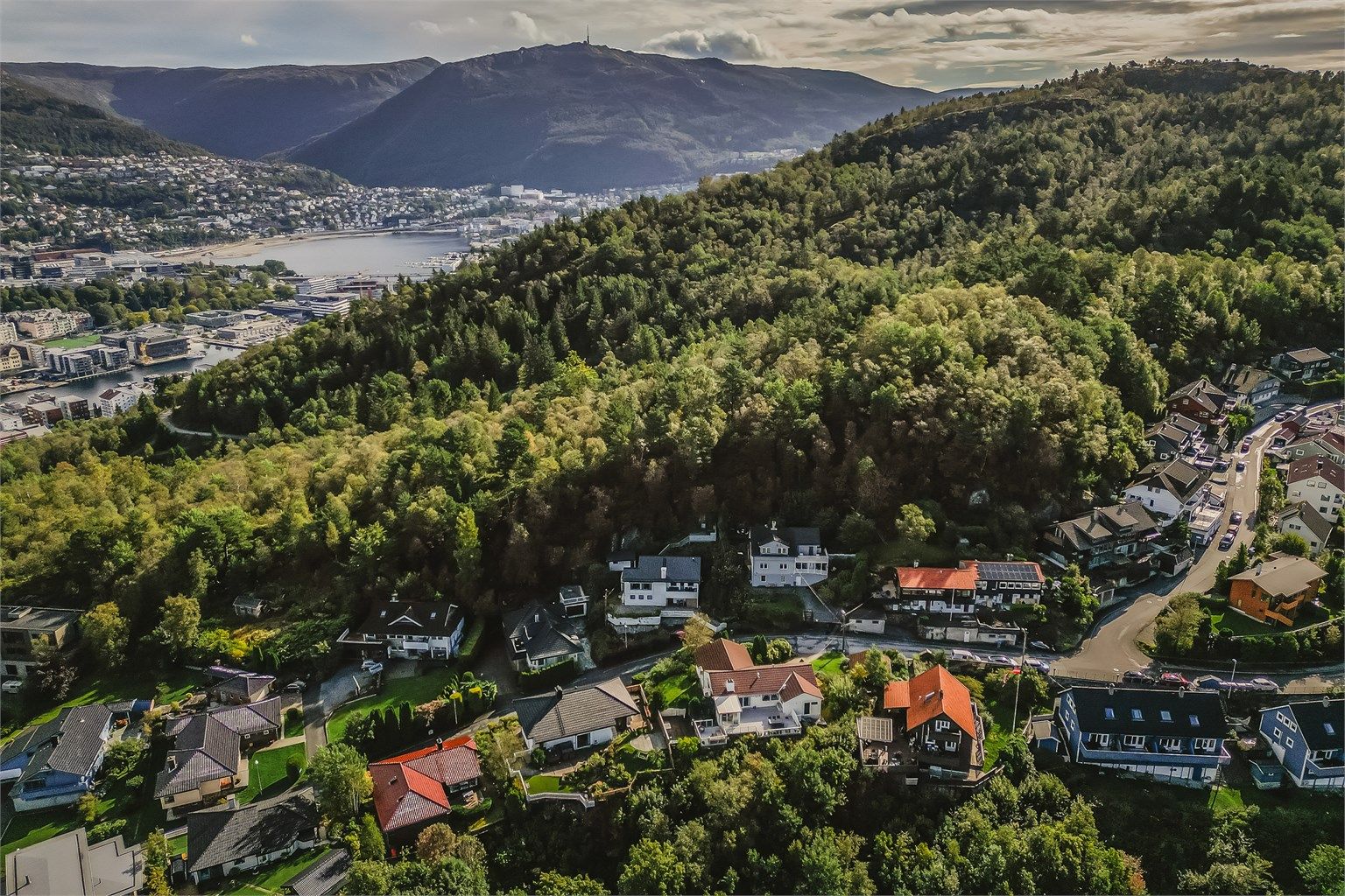 Boligen ligger på et høydedrag og er den siste boligen på venstre side av veien før veien går nedover.