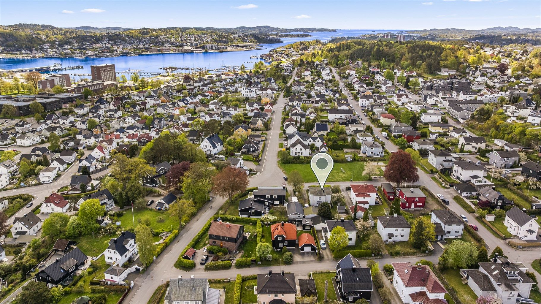 Fra eiendommen er det gangavstand til Sandefjord sentrum, Hvaltorvet Kjøpesenter og sjøen.