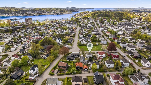 Fra eiendommen er det gangavstand til Sandefjord sentrum, Hvaltorvet Kjøpesenter og sjøen.