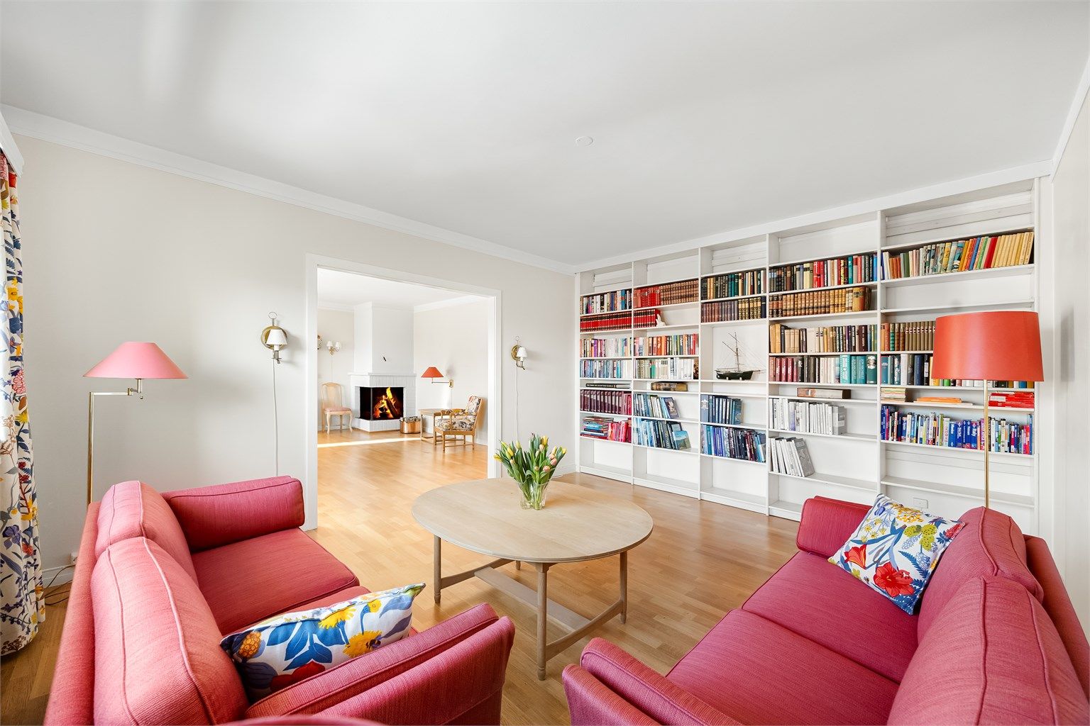 Leiligheten har 2 flotte stuer som kan brukes som dagligstue, spisestue eller oppholdsrom.