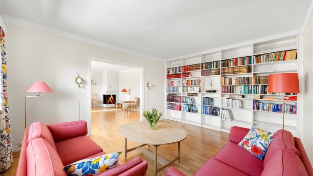 Leiligheten har 2 flotte stuer som kan brukes som dagligstue, spisestue eller oppholdsrom.