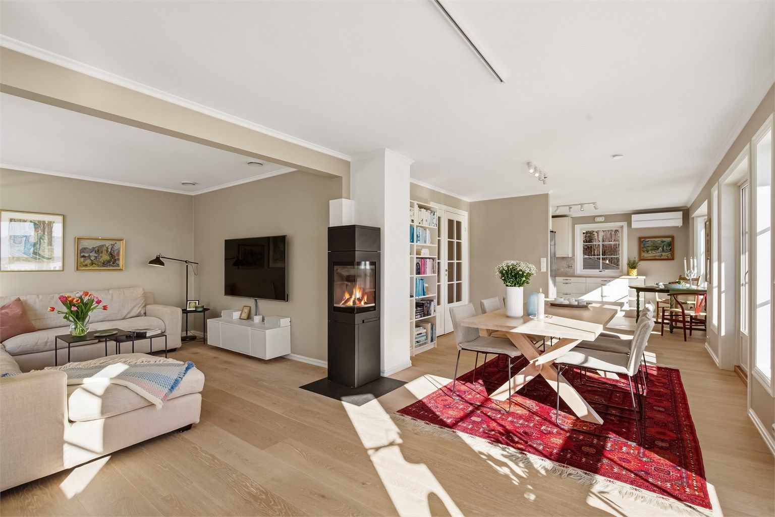 Hovedetasjen har en åpen og luftig løsning med delikate malte flater og en fin parkett på gulvene