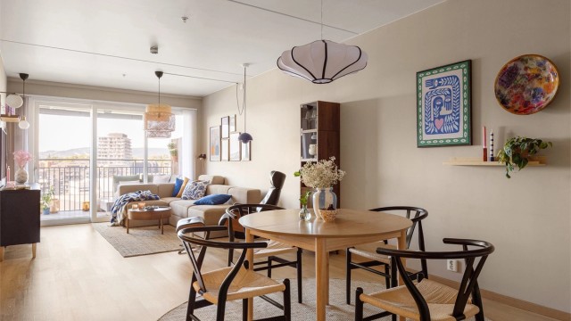 Her er det god plass til både sofagruppe og spisebord – perfekt for både hverdagsliv og hyggelige sammenkomster.