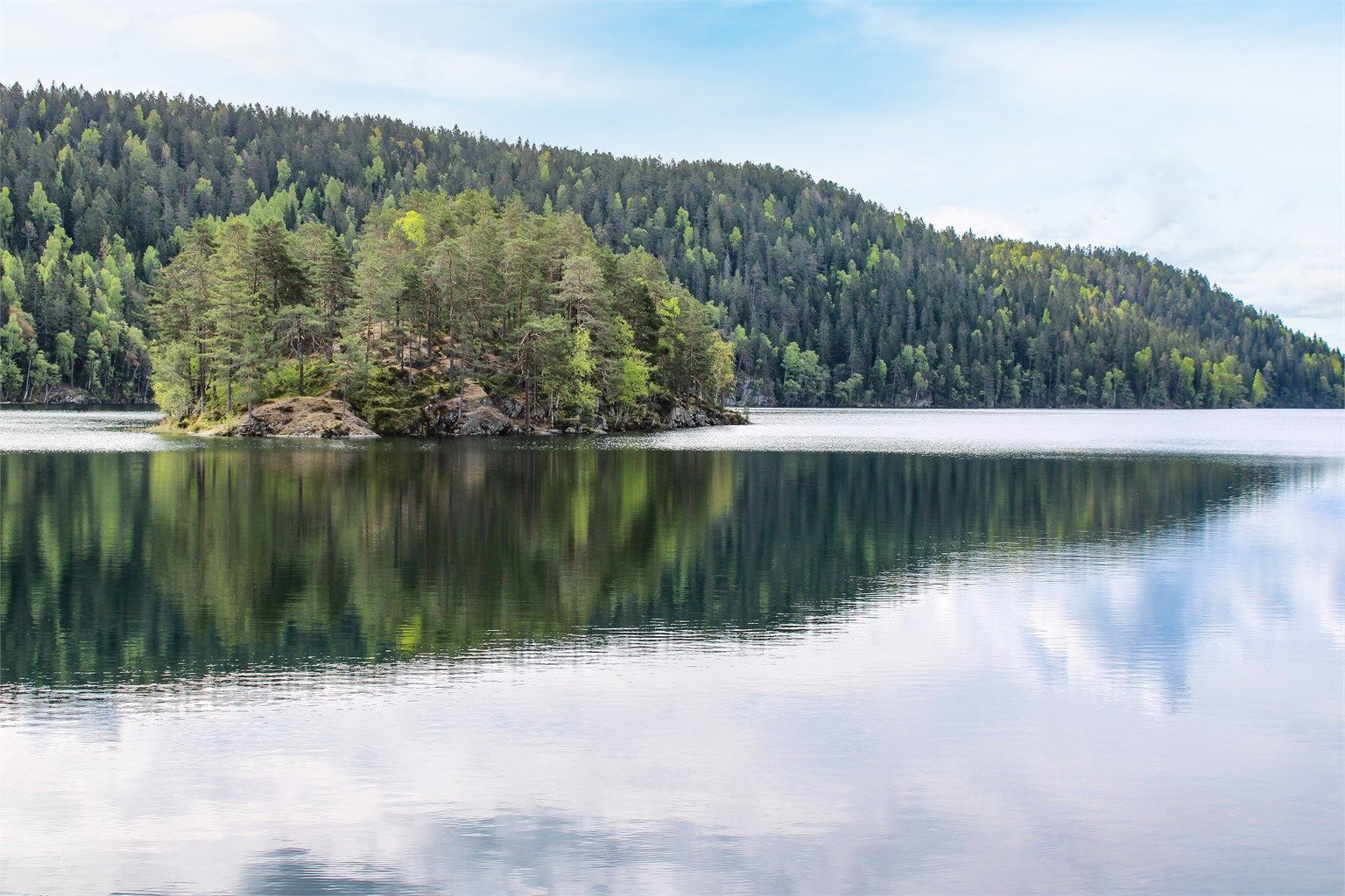 Lutvann ligger en kort spasertur unna, og byr på alt fra idylliske turområder til badevann og fiskemuligheter. 
