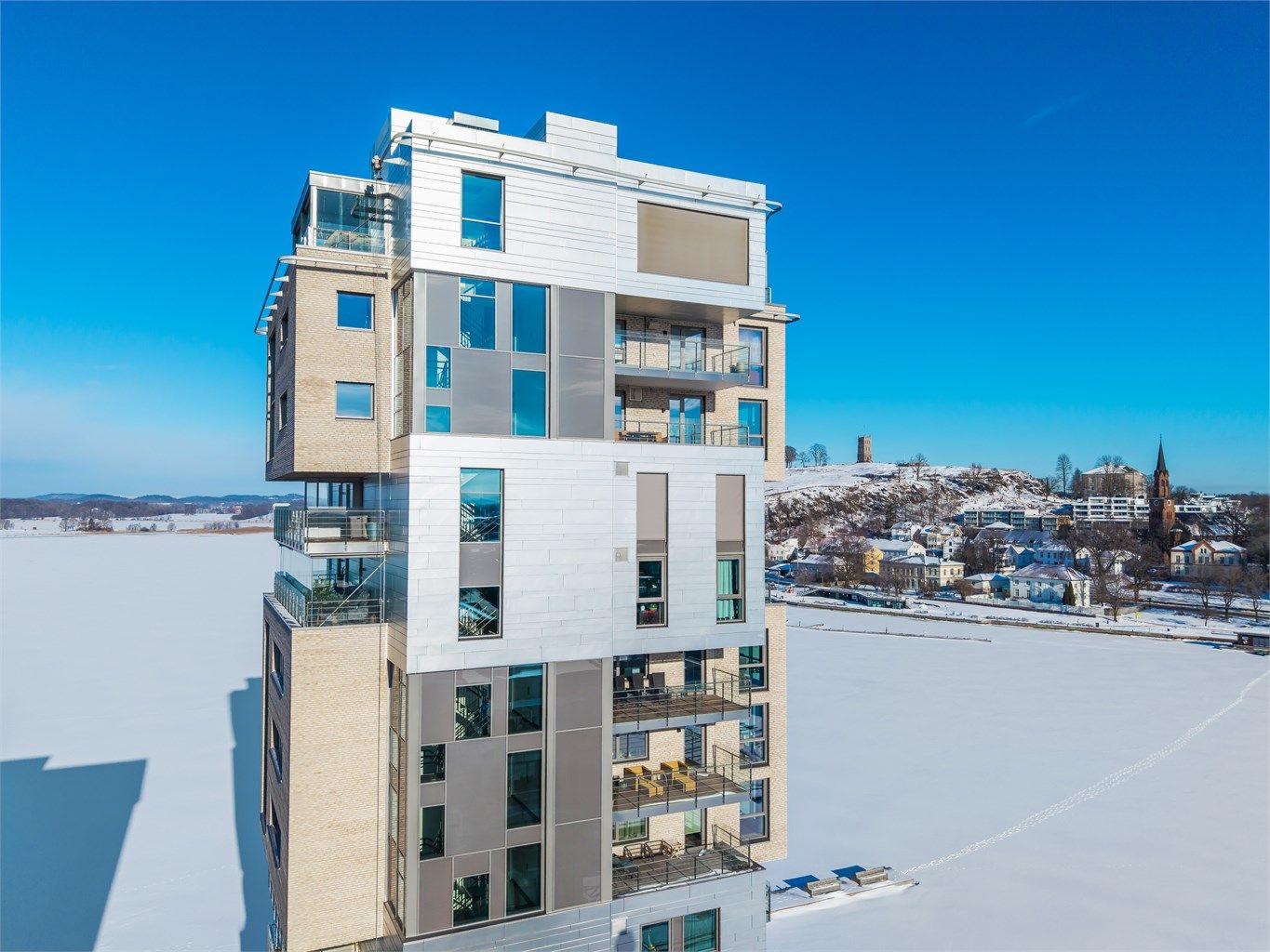 En attraktiv selveierleilighet fra 2018, beliggende i 8. etasje i sameiet Signaturen på Kaldnes Brygge. 