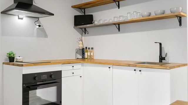 Kjøkkenet er utstyrt med stekeovn og keramisk platetopp.