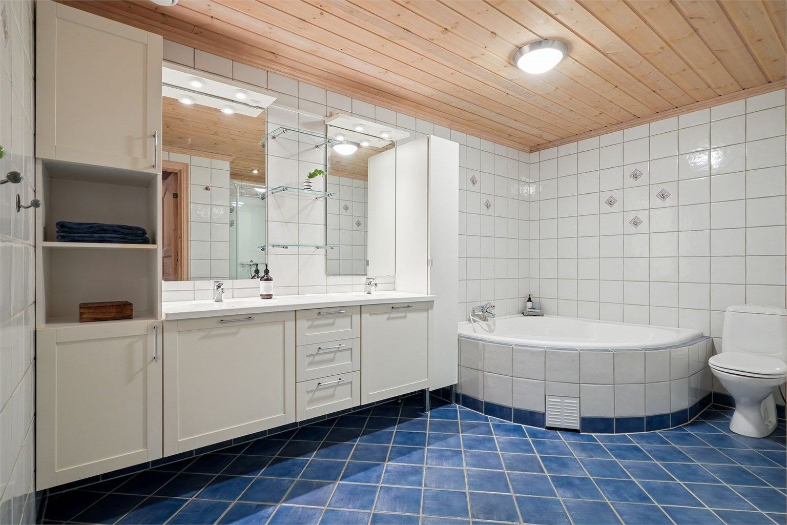 Bad i underetasjen med flislagt vegger og gulv med varmekabler 