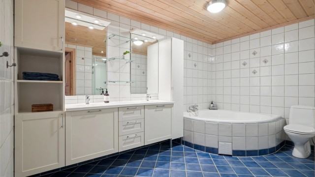 Bad i underetasjen med flislagt vegger og gulv med varmekabler