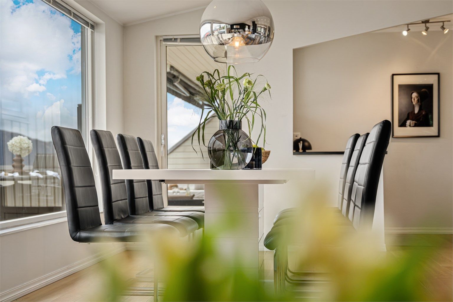 Fra stuen er det utgang til en fantastisk terrasse som strekker seg rundt nesten hele huset