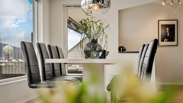 Fra stuen er det utgang til en fantastisk terrasse som strekker seg rundt nesten hele huset