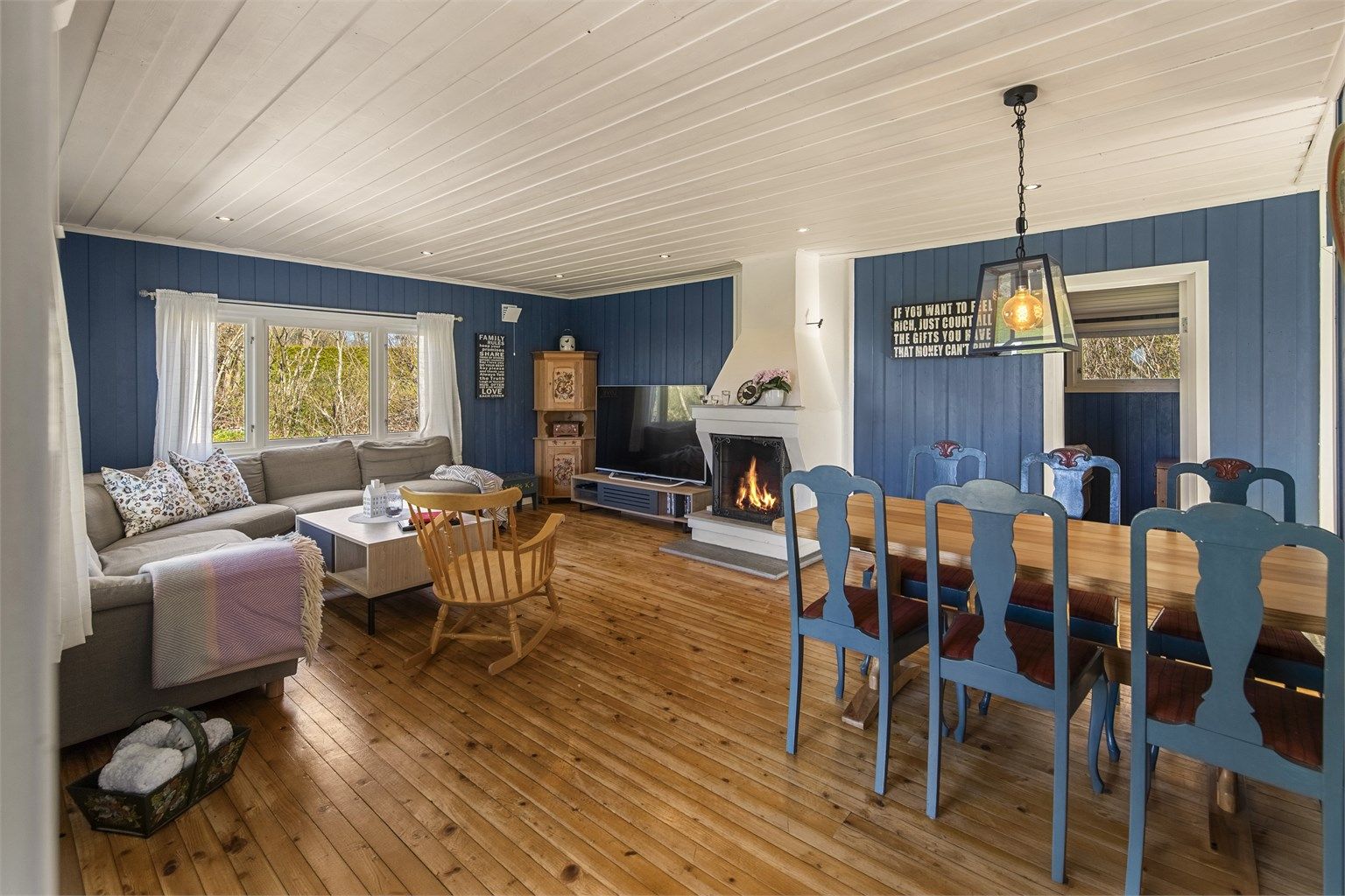 Peisen gir ekstra varme og hygge på kjølige kvelder.