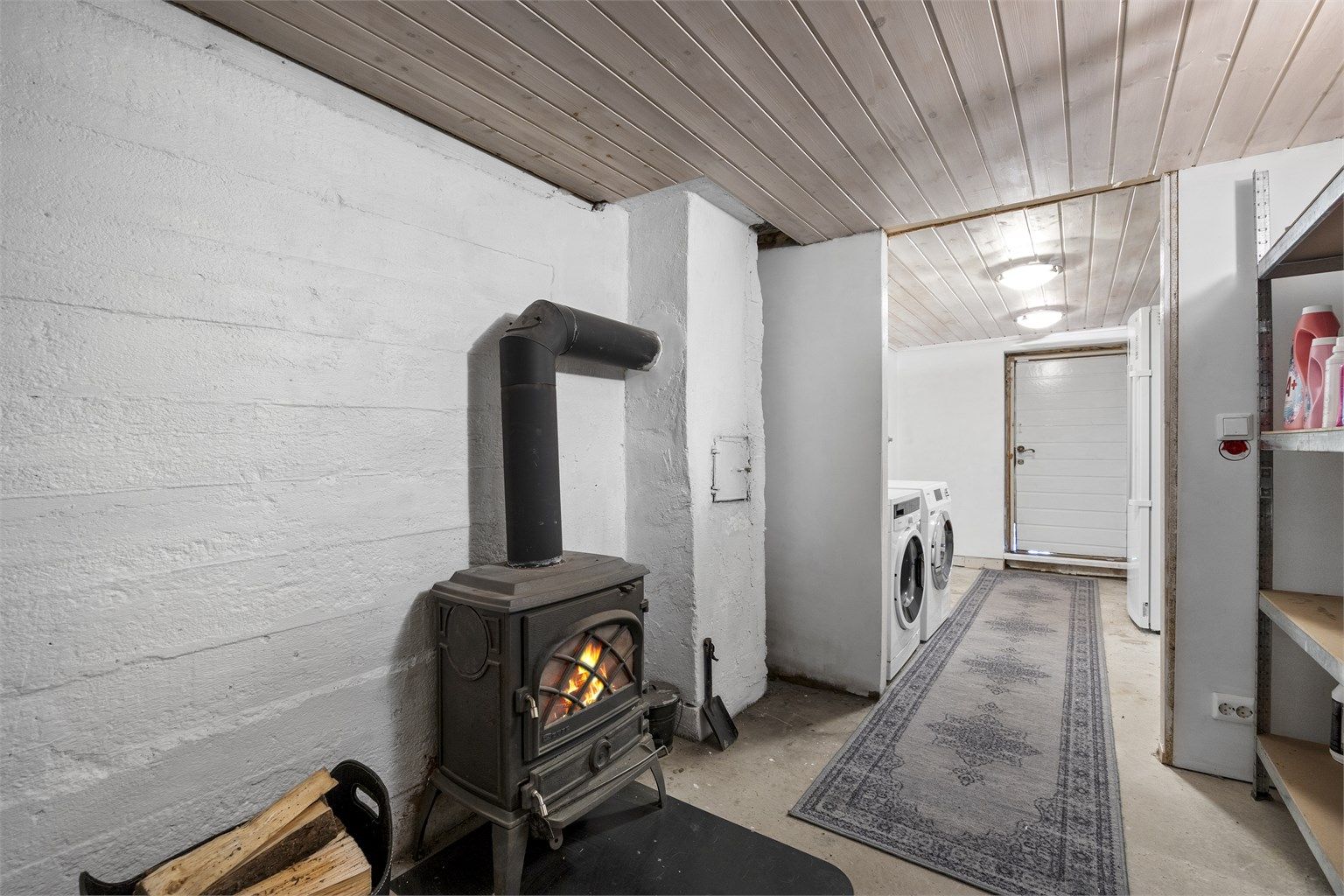 Peisovn i kjeller gir godt med varme opp i huset. Det er også utgang ut fra vaskeromsdelen.