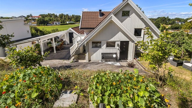 Velkommen til Granholmlia 25 - En koselig familiebolig med nydelig utsyn og optimale solforhold!