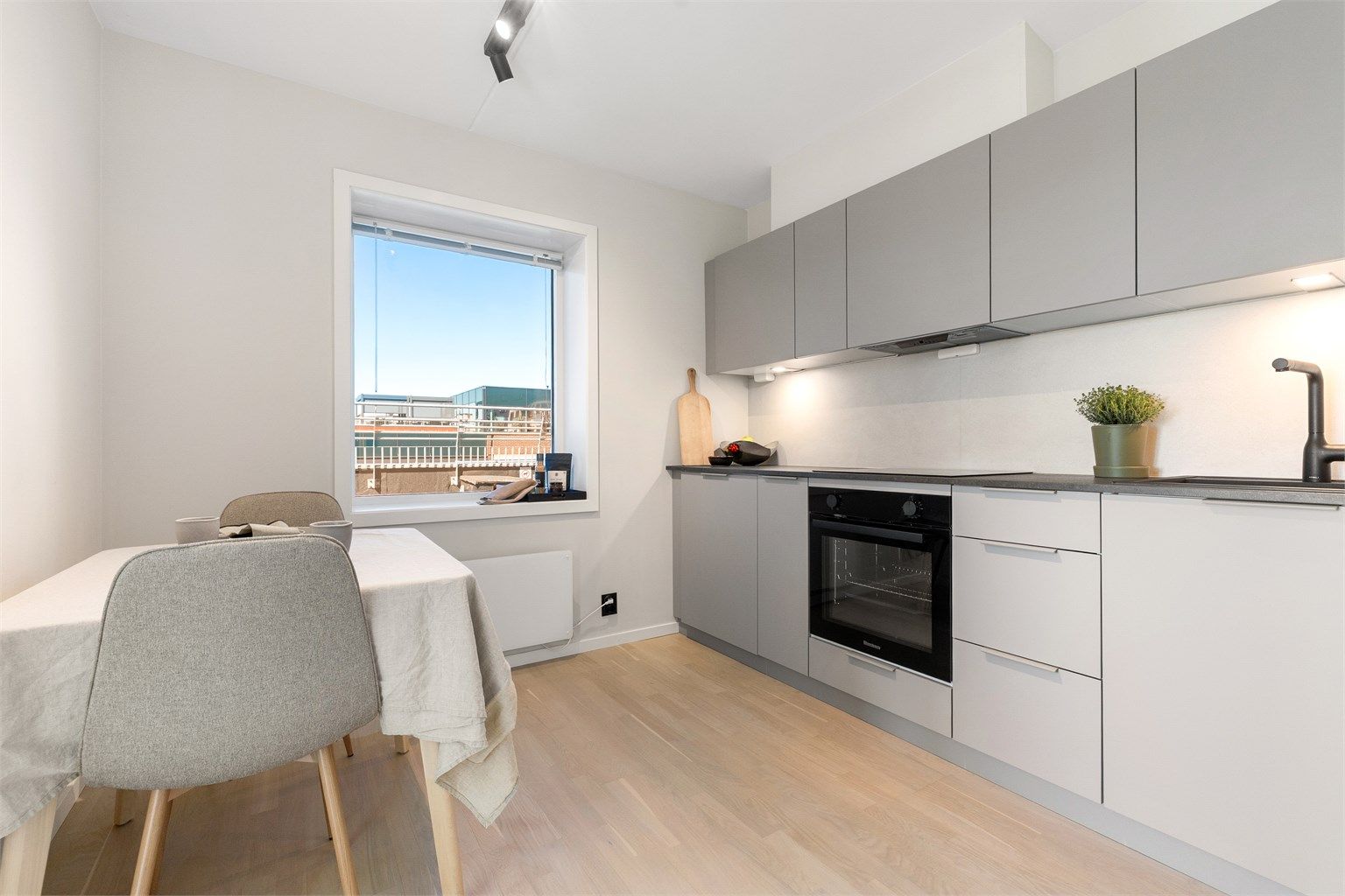 Her er det plass til en liten spiseplass ved vinduet.