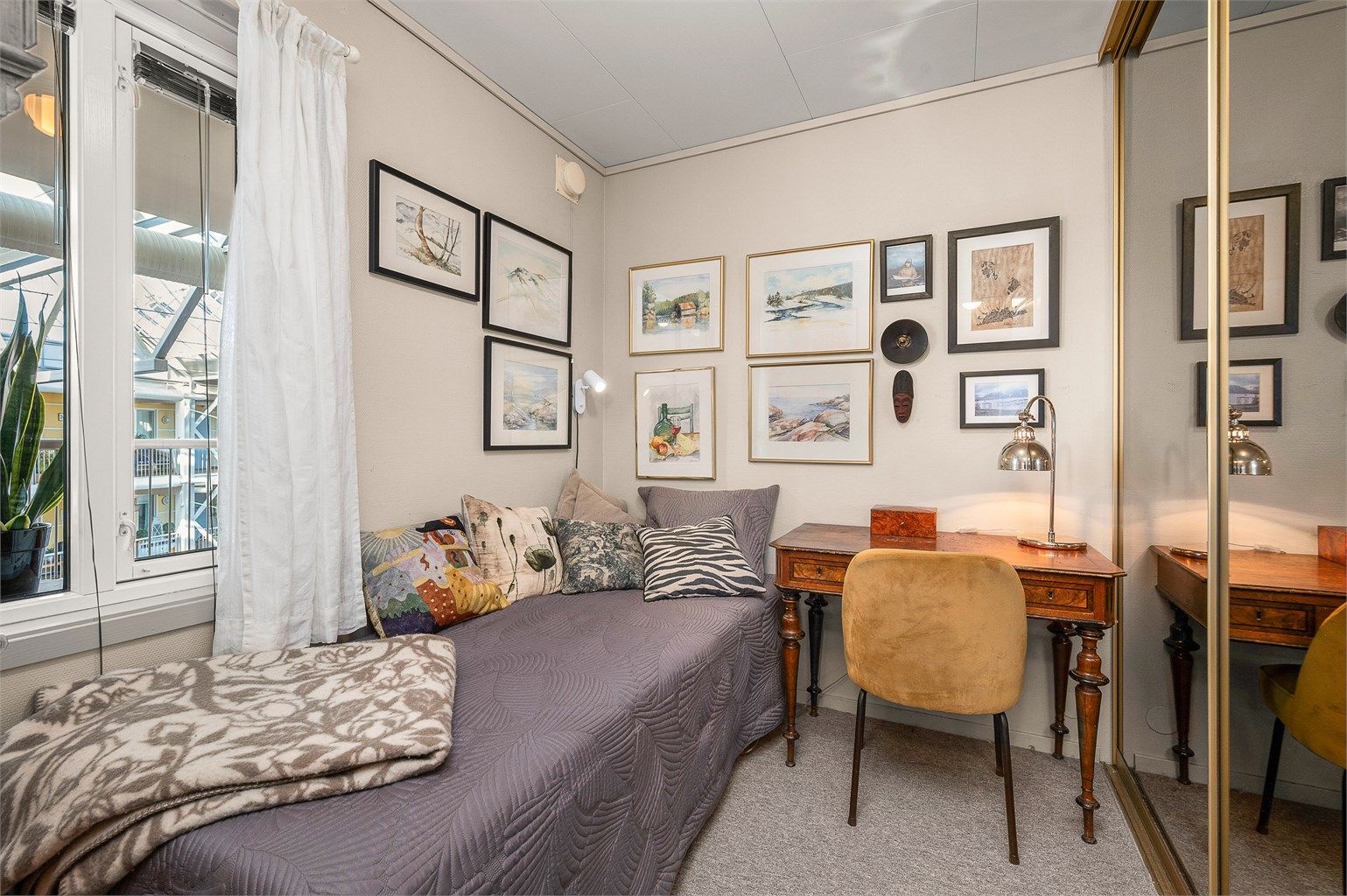 Soverom på 7 kvm med plass til seng, arbeidsbord og garderobe.