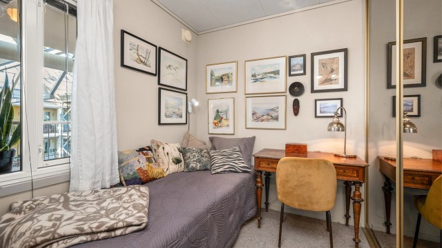 Soverom på 7 kvm med plass til seng, arbeidsbord og garderobe.
