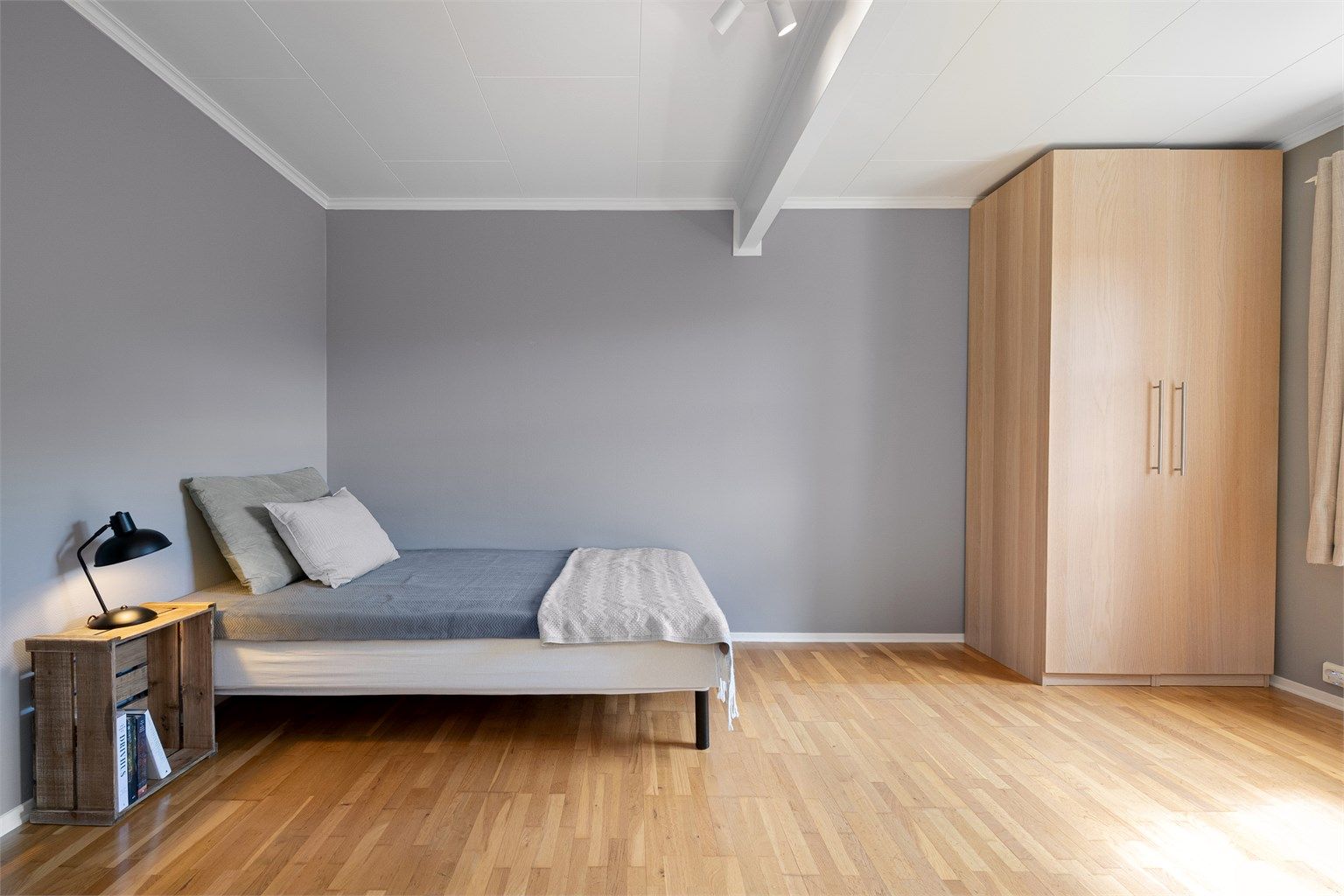 Det tredje soverommet er også av god størrelse, med plass til seng og garderobe.