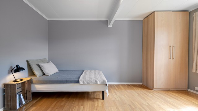 Det tredje soverommet er også av god størrelse, med plass til seng og garderobe.