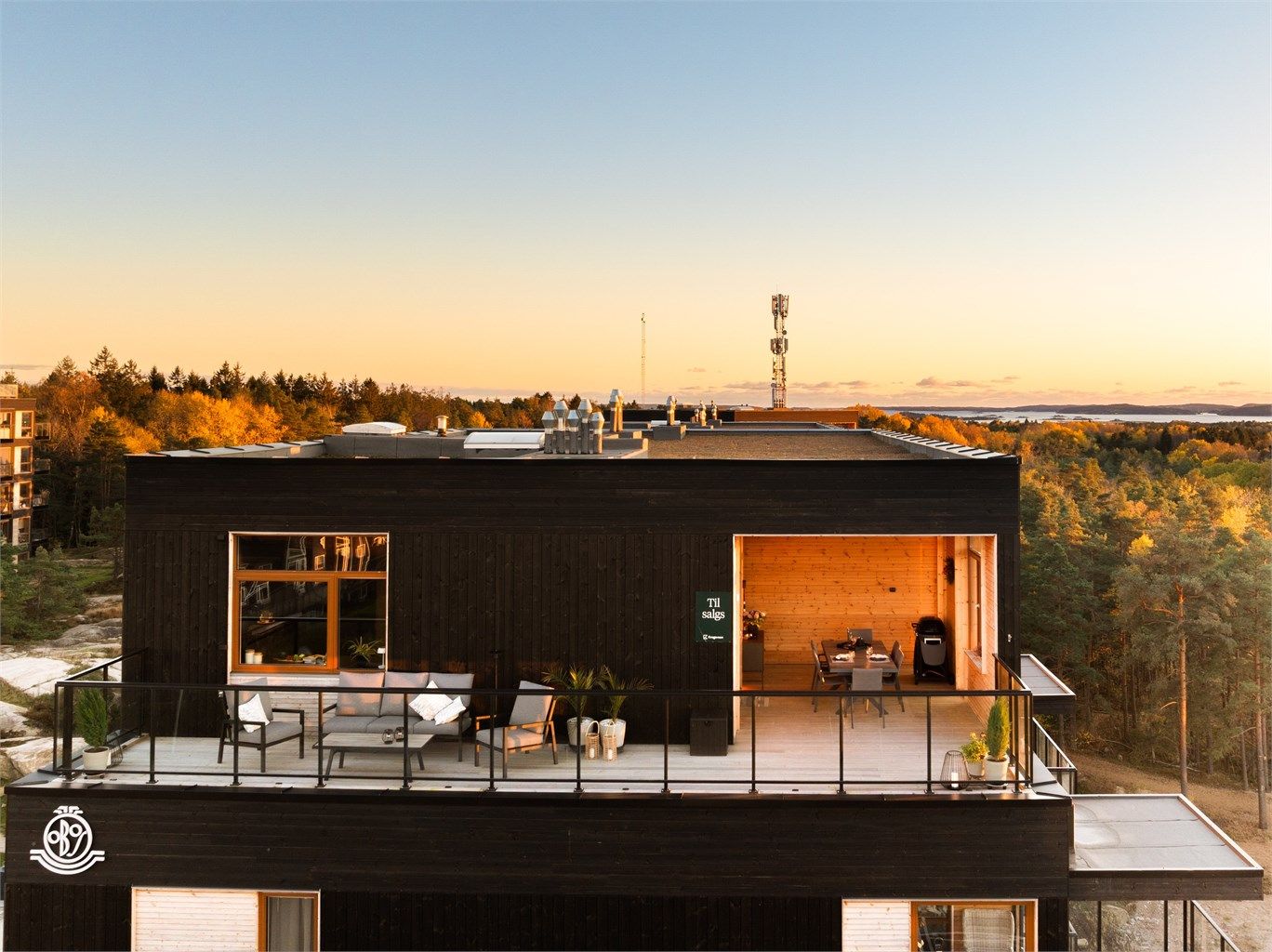 Uteareal på tre sider av leiligheten gir tilgang til solen dagen gjennom. På den nordre verandaen er det i tillegg rom for større sammenkomster utendørs.