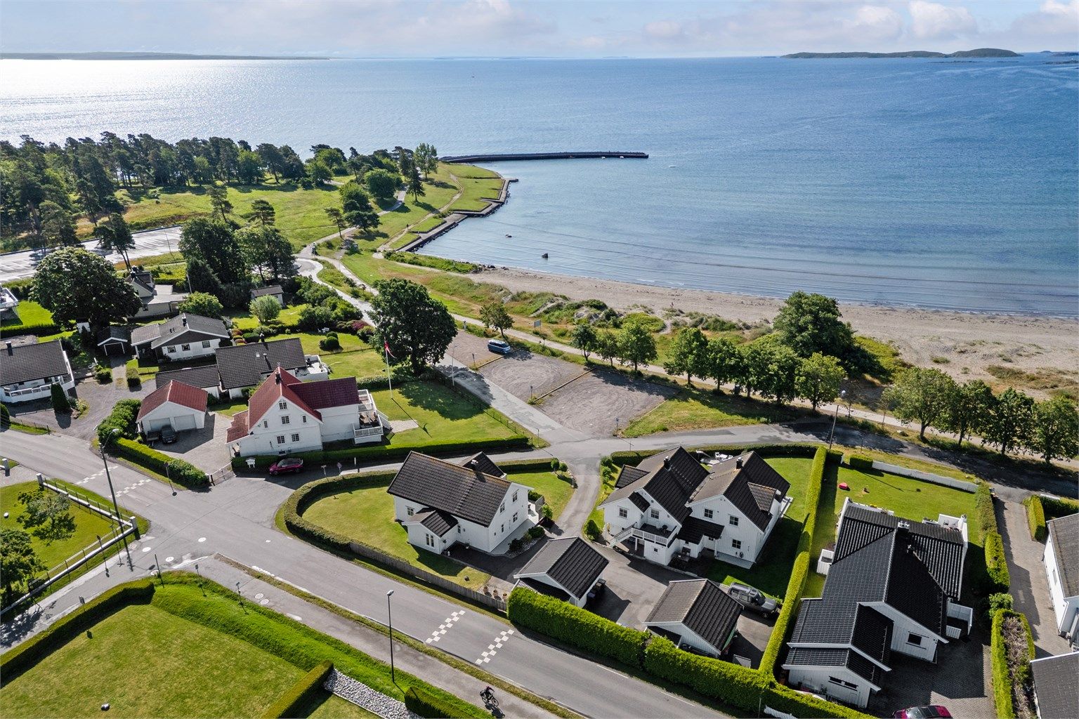 Her bor du solrikt og usjenert på en flott hjørnetomt, med stor hage, vakker beplantning og sydvestvendt terrasse med fjordutsikt.