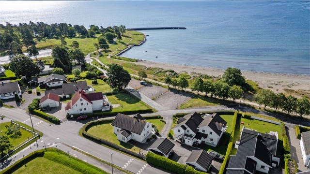 Her bor du solrikt og usjenert på en flott hjørnetomt, med stor hage, vakker beplantning og sydvestvendt terrasse med fjordutsikt.