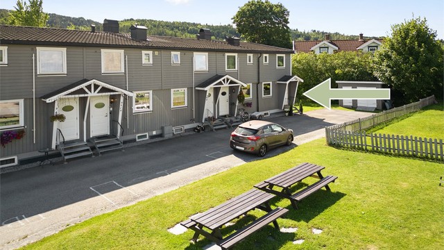Selger anfører at boligen har to disponible parkeringsplasser ved inngangspartiet.